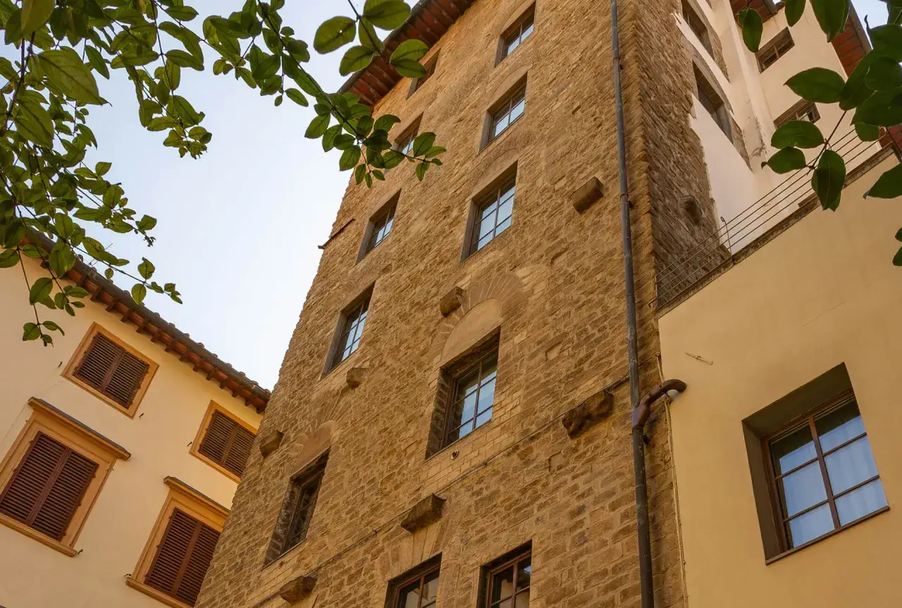 Torri e palazzi in pietra e intonaco, con persiane in legno, evocano l'atmosfera della Firenze medievale.
