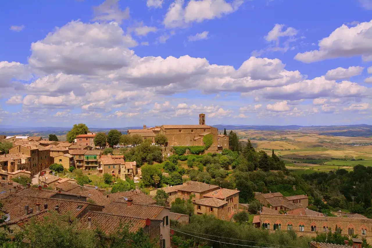 Paesaggio toscano con borgo medievale, ideale per gite fuori porta da Bologna.