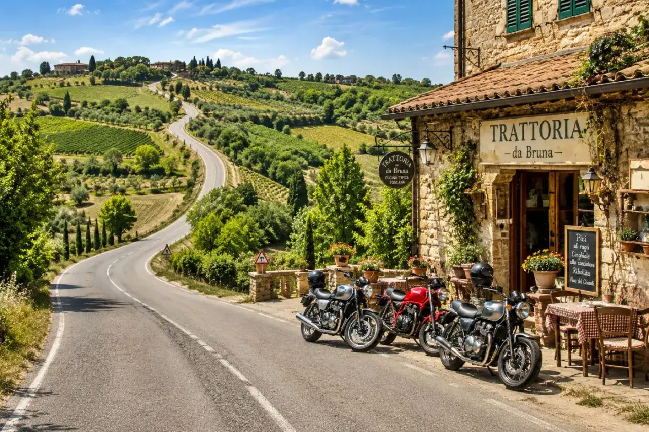 Motociclette parcheggiate davanti a una trattoria in Toscana, perfette per itinerari moto Toscana 3 giorni tra colline e vigneti.
