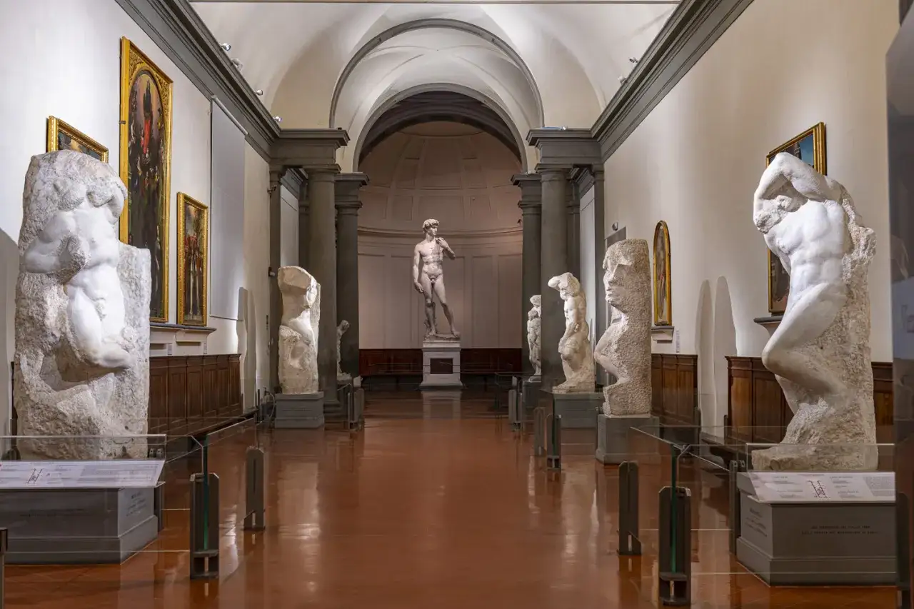 Galleria dell'Accademia, uno dei musei da vedere a Firenze, con il David di Michelangelo e i Prigioni.