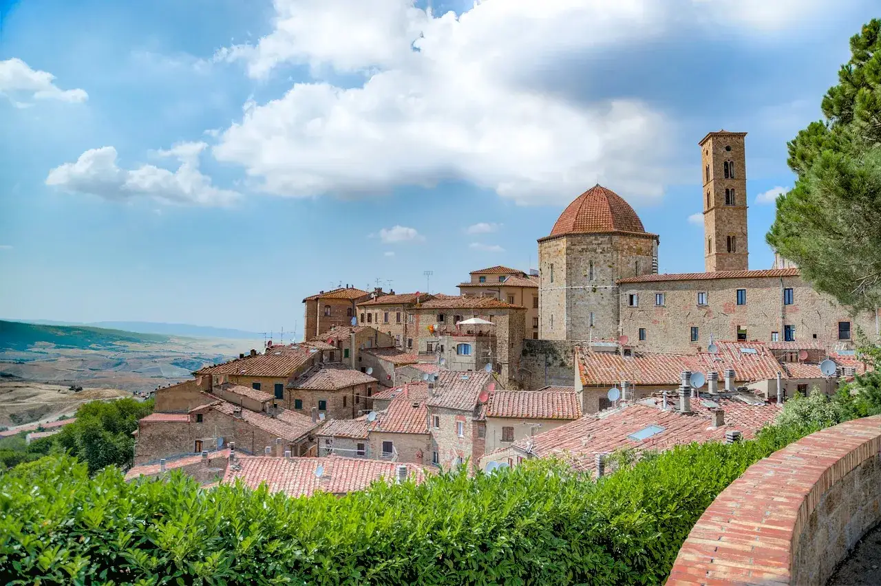 Panoramica di Volterra con il battistero e il campanile. Un luogo incantevole per scoprire cose da fare a Volterra.