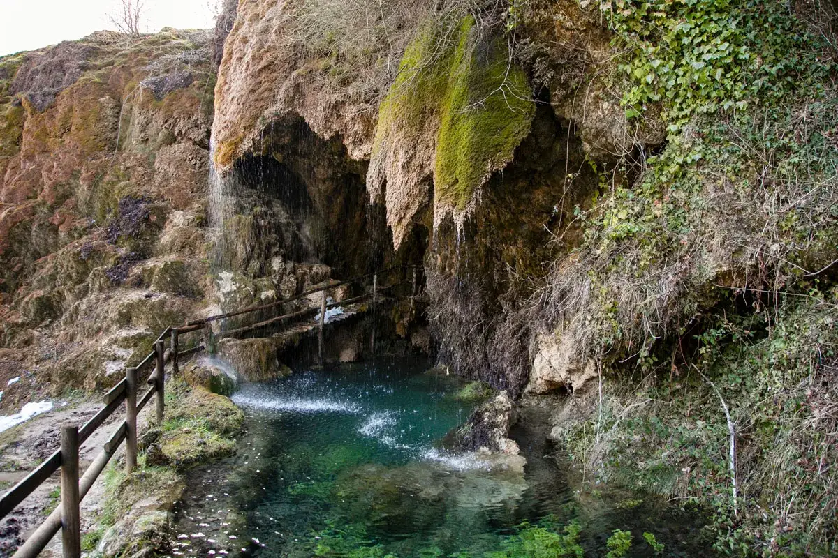 Le cascate di Labante creano un'oasi verde con acqua cristallina e rocce ricoperte di muschio. Un sentiero con staccionata invita all'esplorazione.