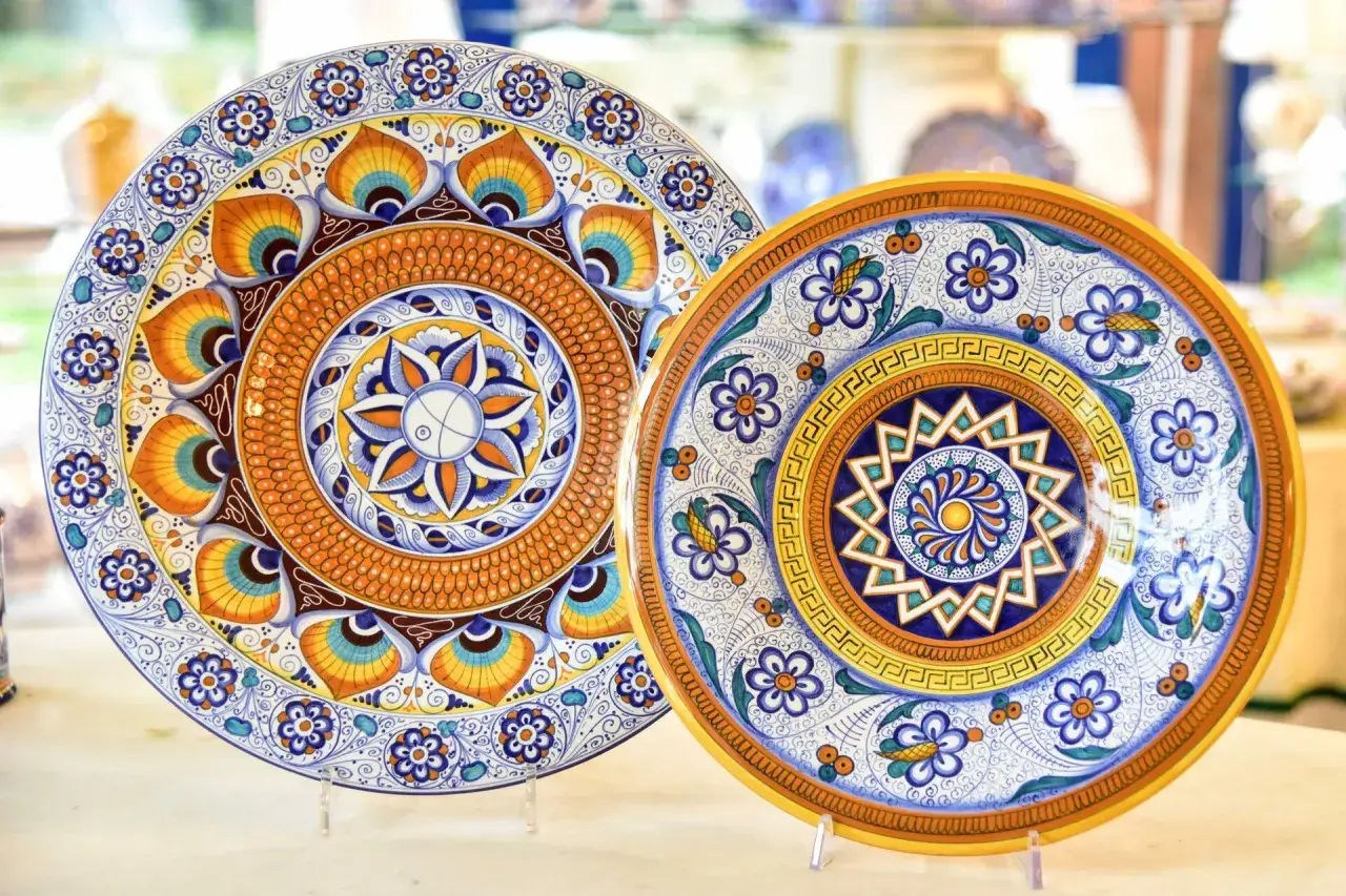 Piatti in ceramica dipinti a mano, un'idea di cosa vedere a Faenza per ammirare l'arte locale.