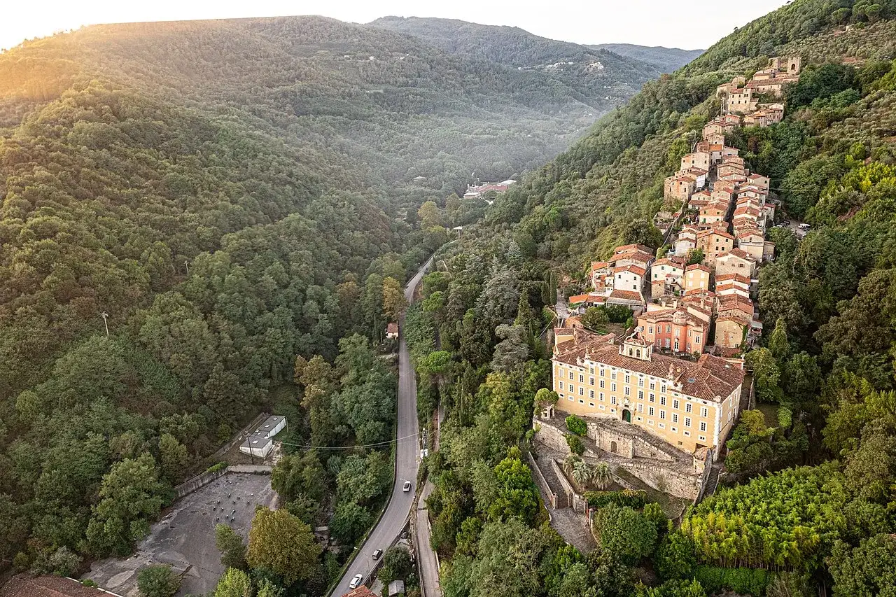 Borgo arroccato su un colle, con case colorate e un grande palazzo giallo. Un luogo incantevole da esplorare, un vero gioiello da scoprire a Pescia.