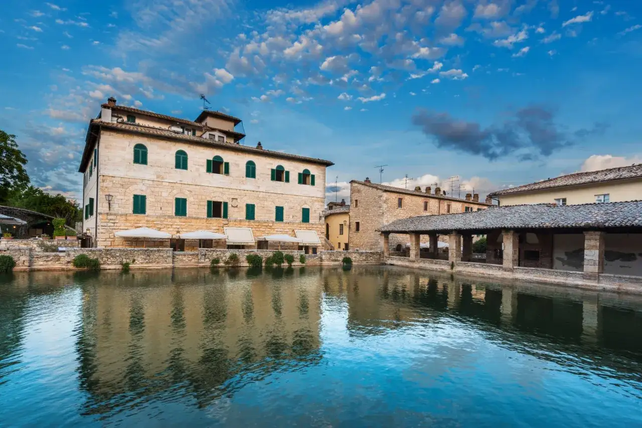 Bagno Vignoni, uno dei borghi vicino Radicofani, con la sua vasca termale al centro e gli edifici storici che vi si affacciano.