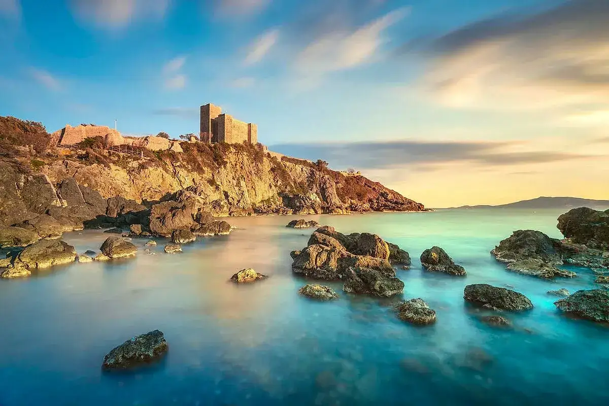 Rocche e castello sulla costa, un luogo incantevole da scoprire tra le cose da vedere in Maremma.