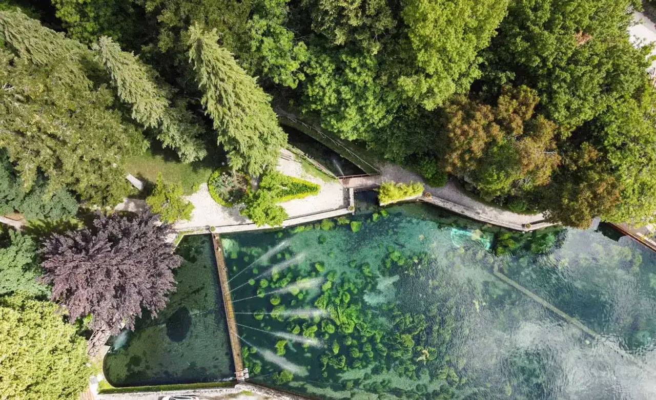 La peschiera di Santa Fiora, con le sue acque cristalline e la vegetazione lussureggiante, offre uno spettacolo naturale mozzafiato.