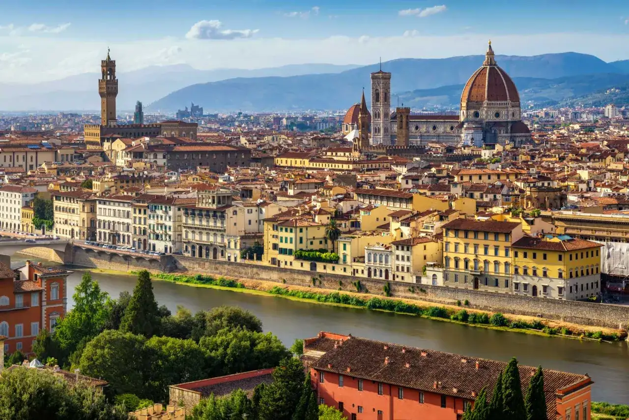 Panoramica di Firenze con il Duomo e Palazzo Vecchio. Ideale per scoprire cosa visitare a Firenze in un giorno, con l'Arno che scorre placido.