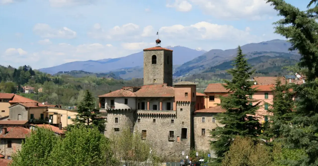 La Rocca Ariostesca domina il paesaggio collinare, con la sua torre imponente e le mura antiche.