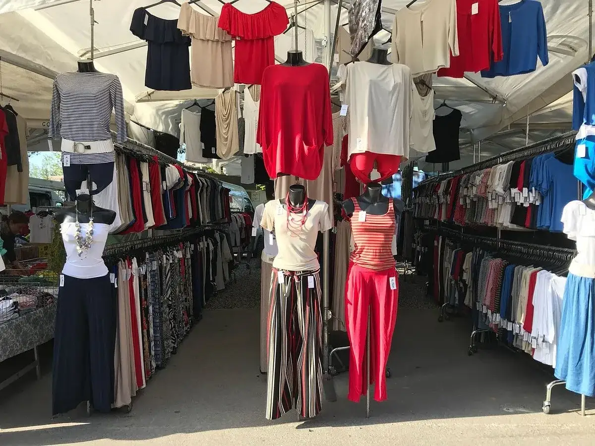 Abbigliamento colorato in esposizione al mercato di Marina di Massa.