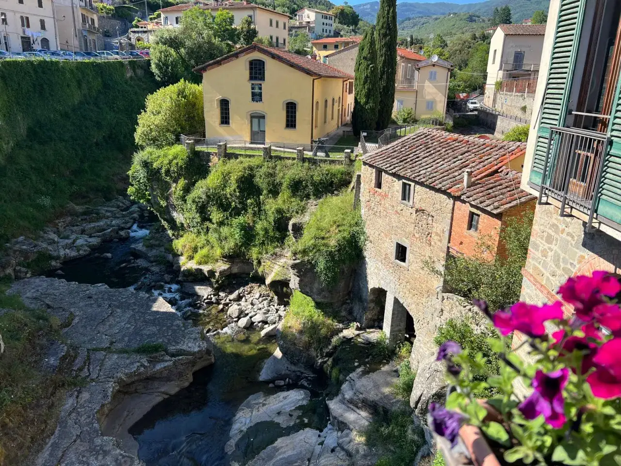 Un pittoresco borgo da visitare vicino a Figline Valdarno, con un torrente che scorre tra rocce e case antiche.
