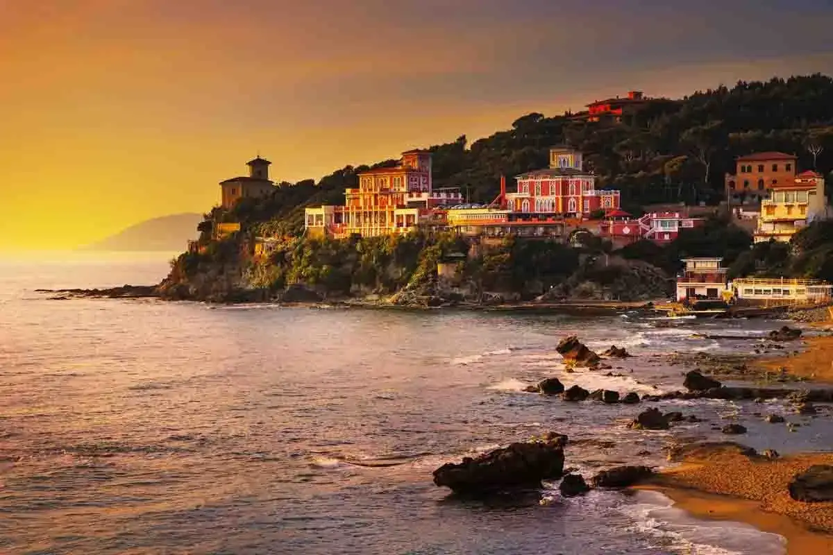 Castiglioncello cosa vedere: ville storiche affacciate sul mare al tramonto, con scogliere e spiagge dorate.