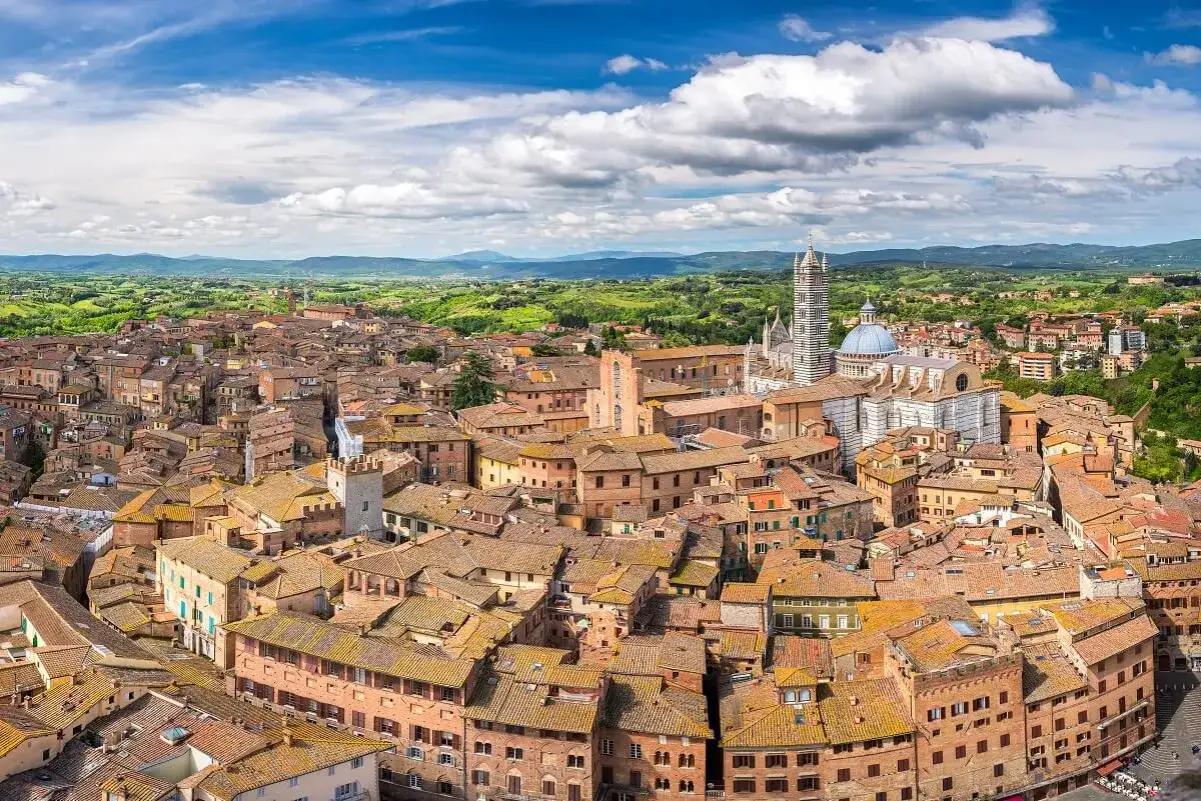 Vista aerea di Siena con il Duomo e le colline circostanti. Un'immagine perfetta per scoprire i punti panoramici Siena.