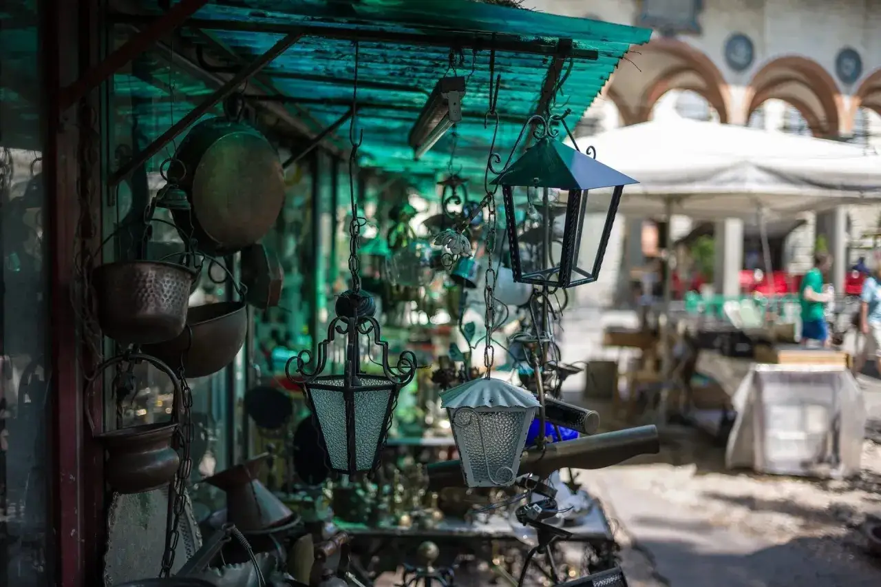 Mercatino di oggetti d'antiquariato a Firenze, la Firenze non turistica, con lanterne appese e pentole di rame.