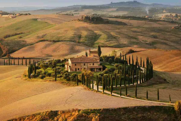 Colline toscane, un casale circondato da cipressi, come una scena da Il Gladiatore.