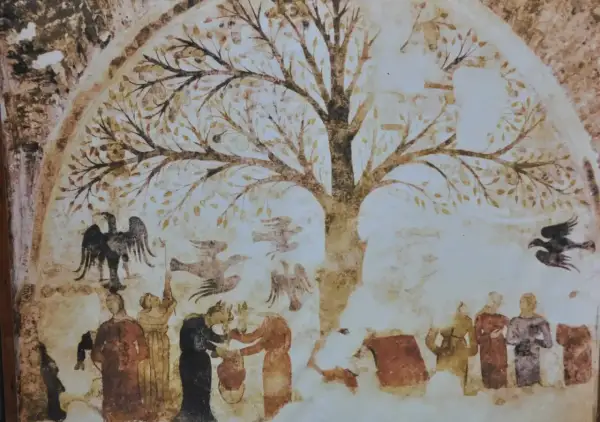 Antico affresco a Massa Marittima: un albero della vita con figure umane e uccelli, forse un racconto di antiche tradizioni.