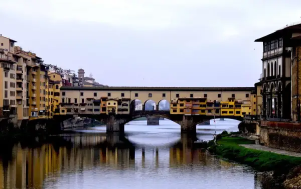 Il famoso ponte di Firenze, Ponte Vecchio, con le sue botteghe colorate che si specchiano sull'Arno.
