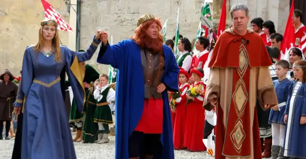 La dama blu e il Barbarossa a San Quirico, in un corteo storico.
