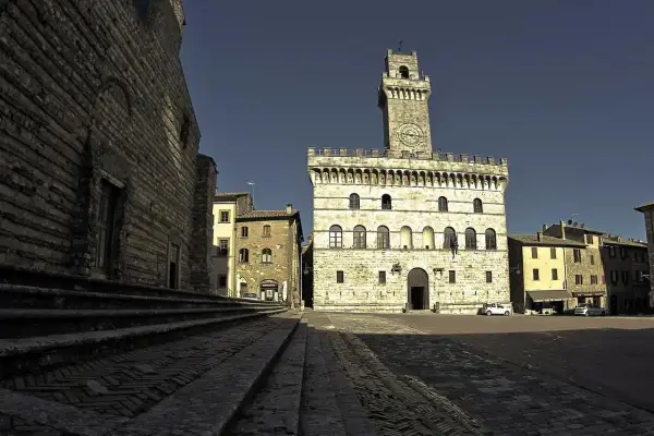 Piazza del Popolo a Montepulciano, con il Palazzo Comunale e la torre dell'orologio.