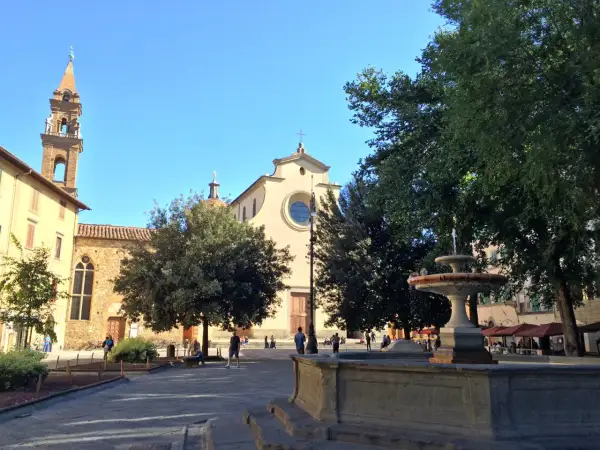 Fontana in piazza Santo Spirito, Firenze, con la chiesa e il campanile sullo sfondo.