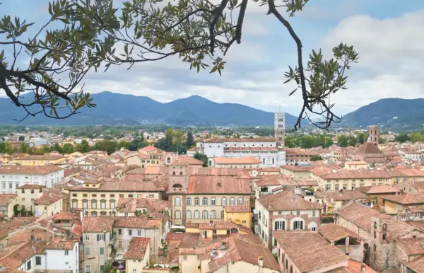 Panoramica di Lucca con tetti rossi e campanili, ideale per scoprire cosa vedere a Lucca in un giorno.