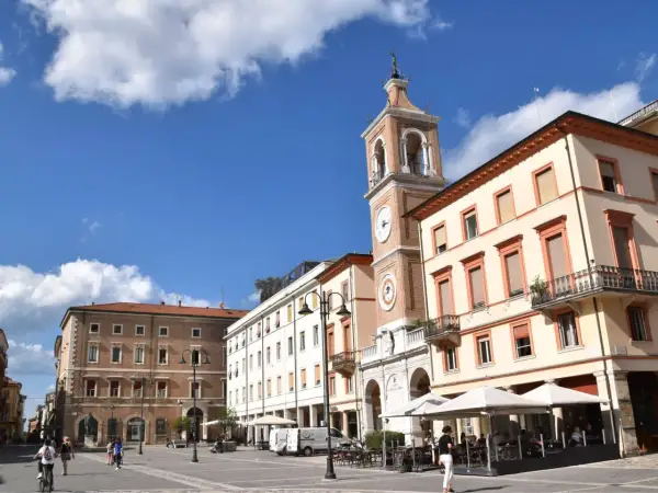 Piazza Cavour a Rimini, con la torre dell'orologio e i palazzi storici, un luogo da scoprire tra le cose da vedere a Rimini.