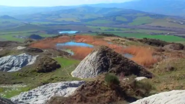 Paesaggio collinare con laghetti e canneti nella riserva naturale Pietraporciana.