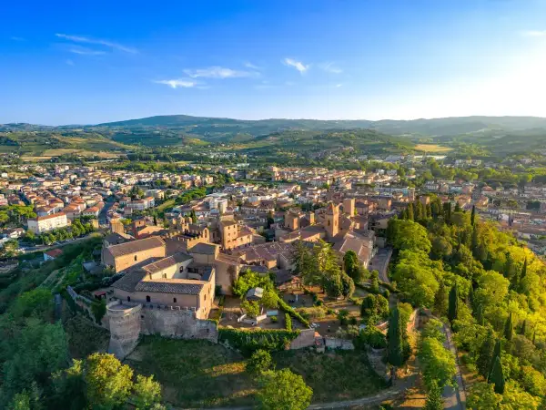 Vista aerea di Certaldo, con il borgo medievale in primo piano e il paese che si estende tra le colline toscane. Il mercato di Certaldo è un'attrazione da non perdere.