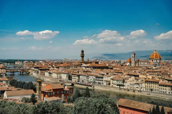 Panorama di Firenze con Ponte Vecchio e Duomo. Perfetta per gite di un giorno da Firenze, con il fiume Arno che scorre sereno.