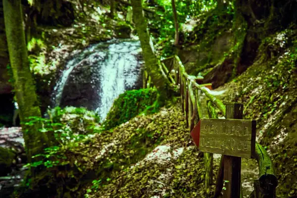 Sentiero dell'Acqua a Vivo d'Orcia: un'immersione nella natura tra cascate e sentieri suggestivi.
