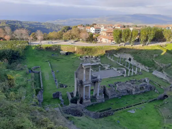 Teatro romano e rovine antiche, un luogo suggestivo tra le cose da fare a Volterra.