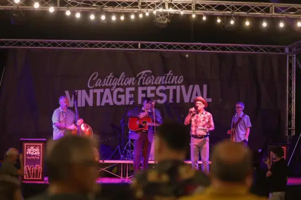 Musicisti sul palco del Castiglion Fiorentino Vintage Festival, con un contrabbasso e una chitarra.