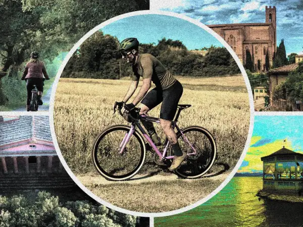 Ciclista su strade bianche toscana bici, tra campi di grano e scorci di borghi medievali.