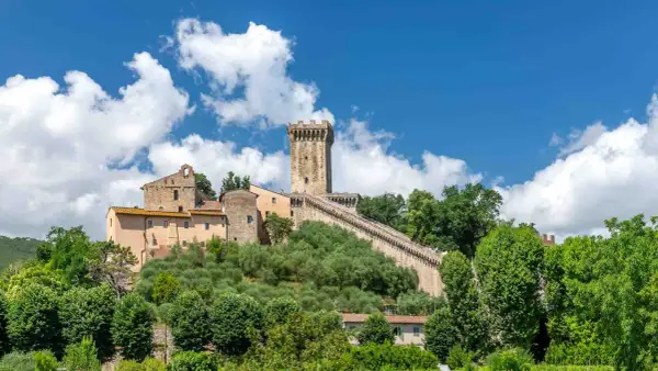 Torre e mura medievali di Vicopisano cosa vedere, un borgo toscano immerso nel verde.